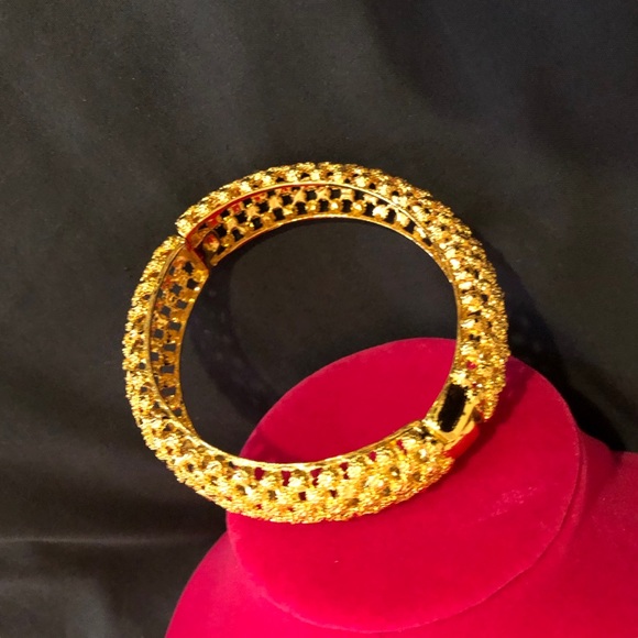 ❌SOLD❌14k Gold Plated Barrel Design Bangle - Picture 3 of 8